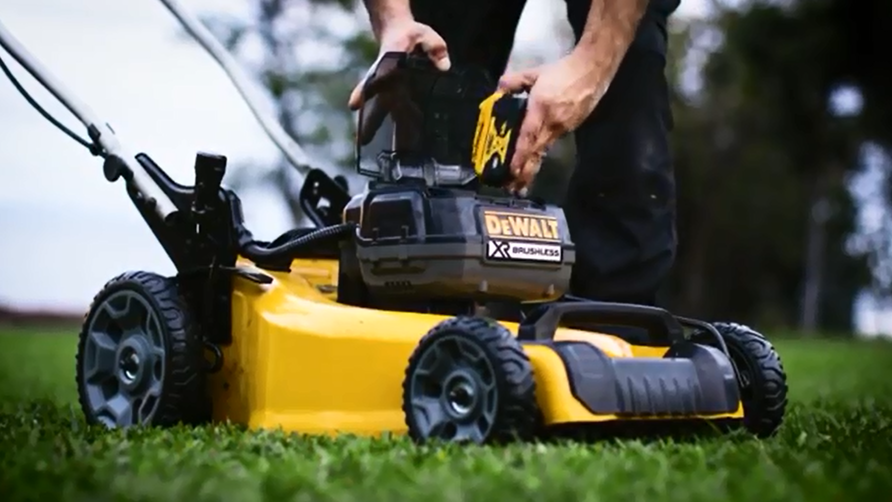 Dewalt batteri-plæneklipper til din græshave