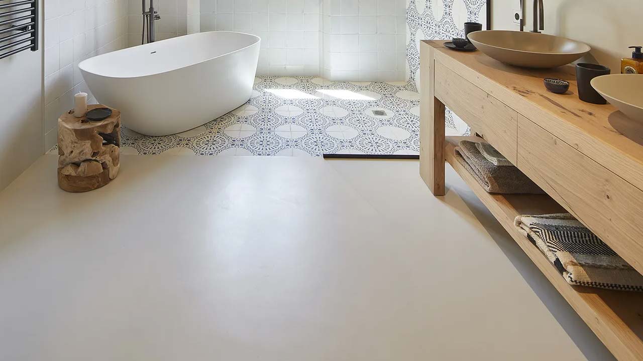 Badev&aelig;relse med microcementgulv og fliser