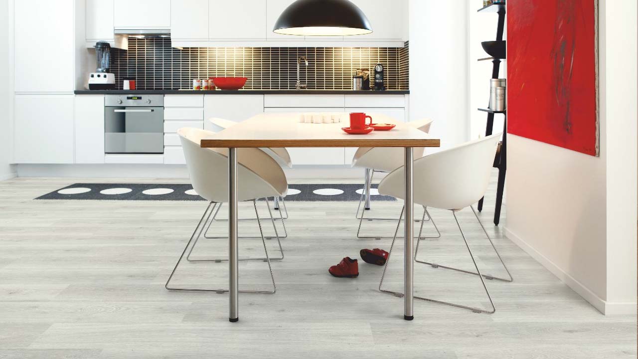 Lyst Pergo spisestuegulv i forl&aelig;ngelse af k&oslash;kken