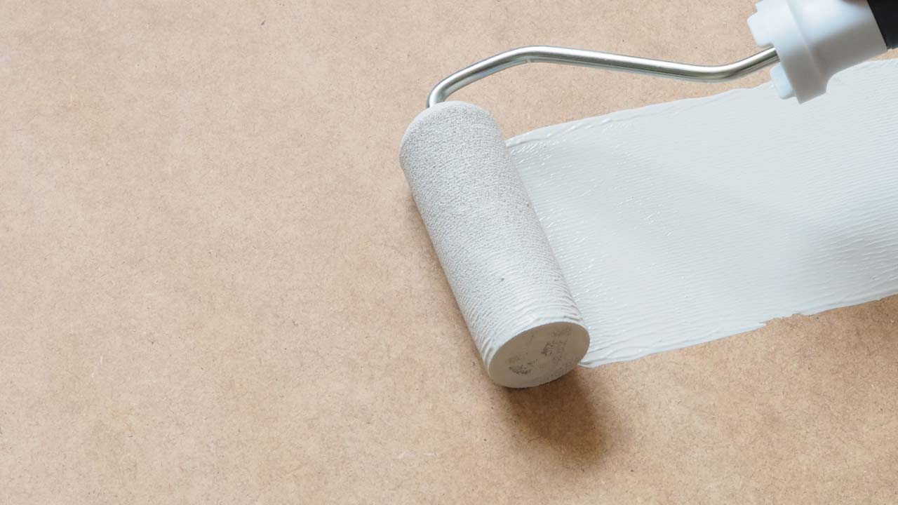MDF plader der bliver malet hvid