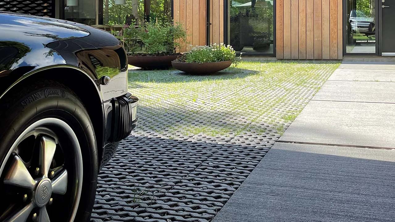 Gr&aelig;sarmering i indk&oslash;rsel er en form for permeabel bel&aelig;gning