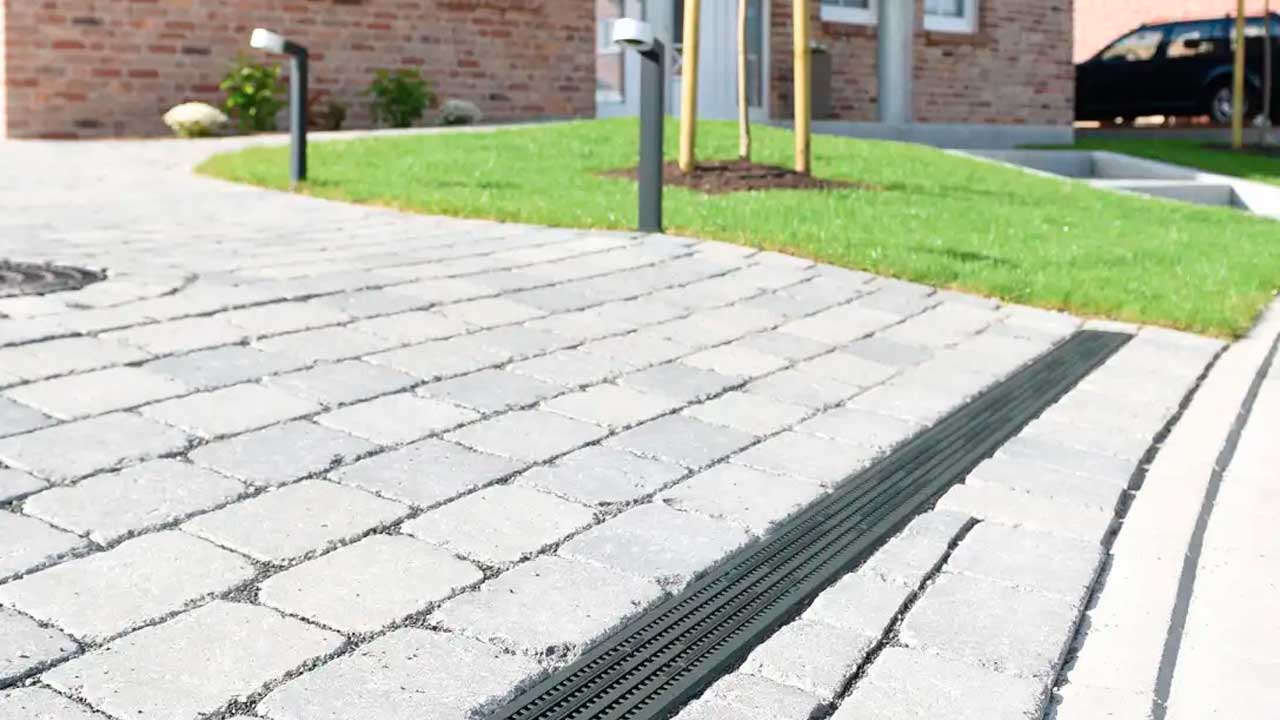 Smalt linjedr&aelig;n i indk&oslash;rsel med bel&aelig;gningssten