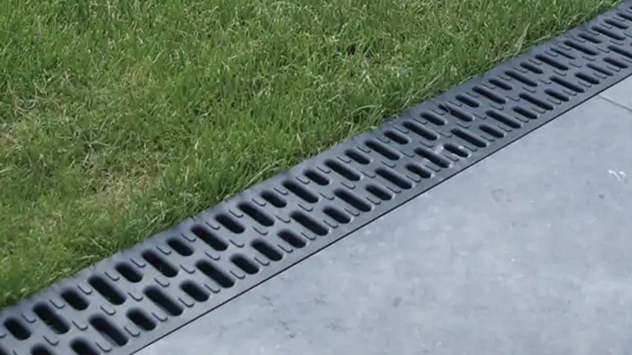 Linjedr&aelig;n mellem terrasse og gr&aelig;spl&aelig;ne