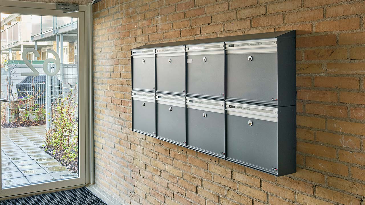 Allux postkassesystem i opgang til etageejendom