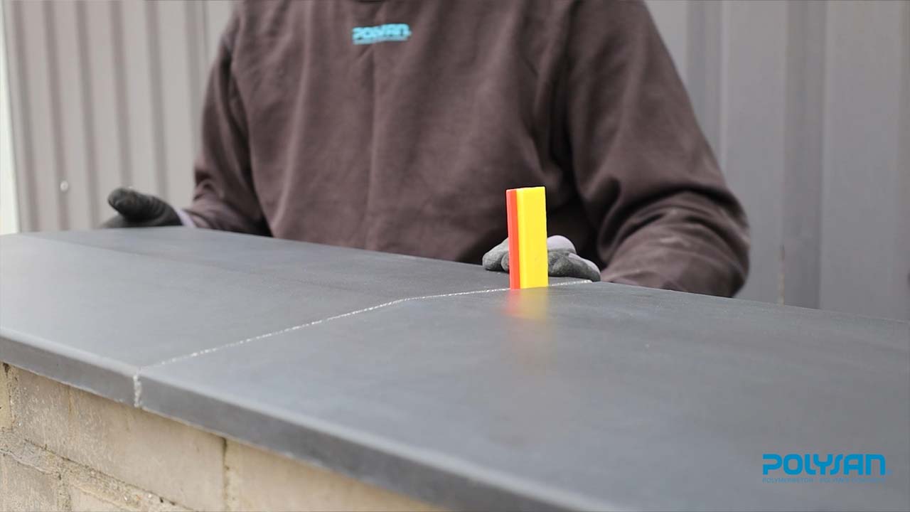 Polysan murafd&aelig;kning p&aring; mursten