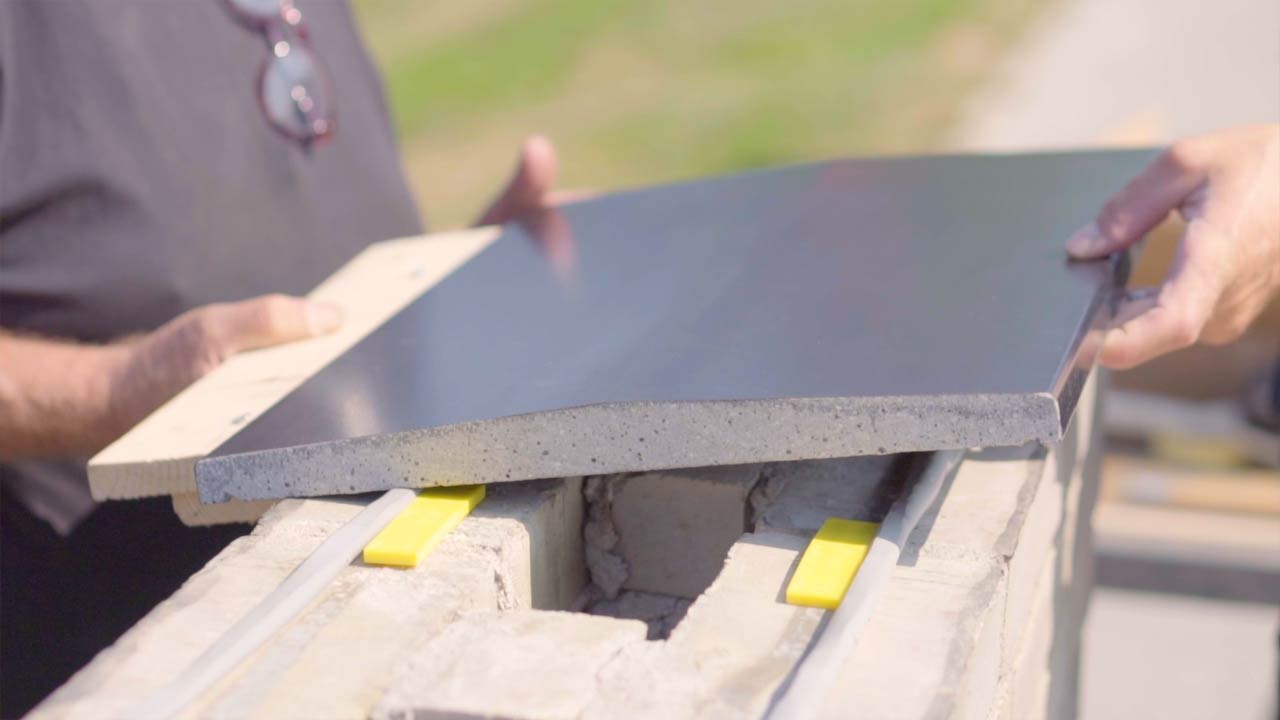 Polysna murafd&aelig;kning l&aelig;gges oven p&aring; muren