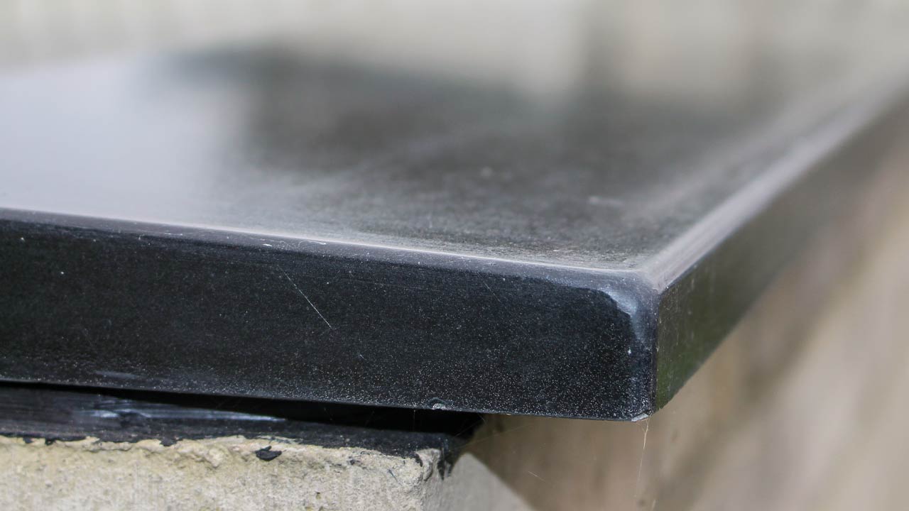 Sort murafd&aelig;kning monteret med butylb&aring;nd og fugemasse