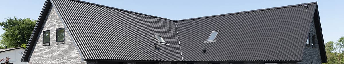 Tagrenovering med sorte b&oslash;lgeplader