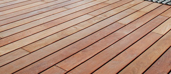 Terrassebrædder i træ og komposit