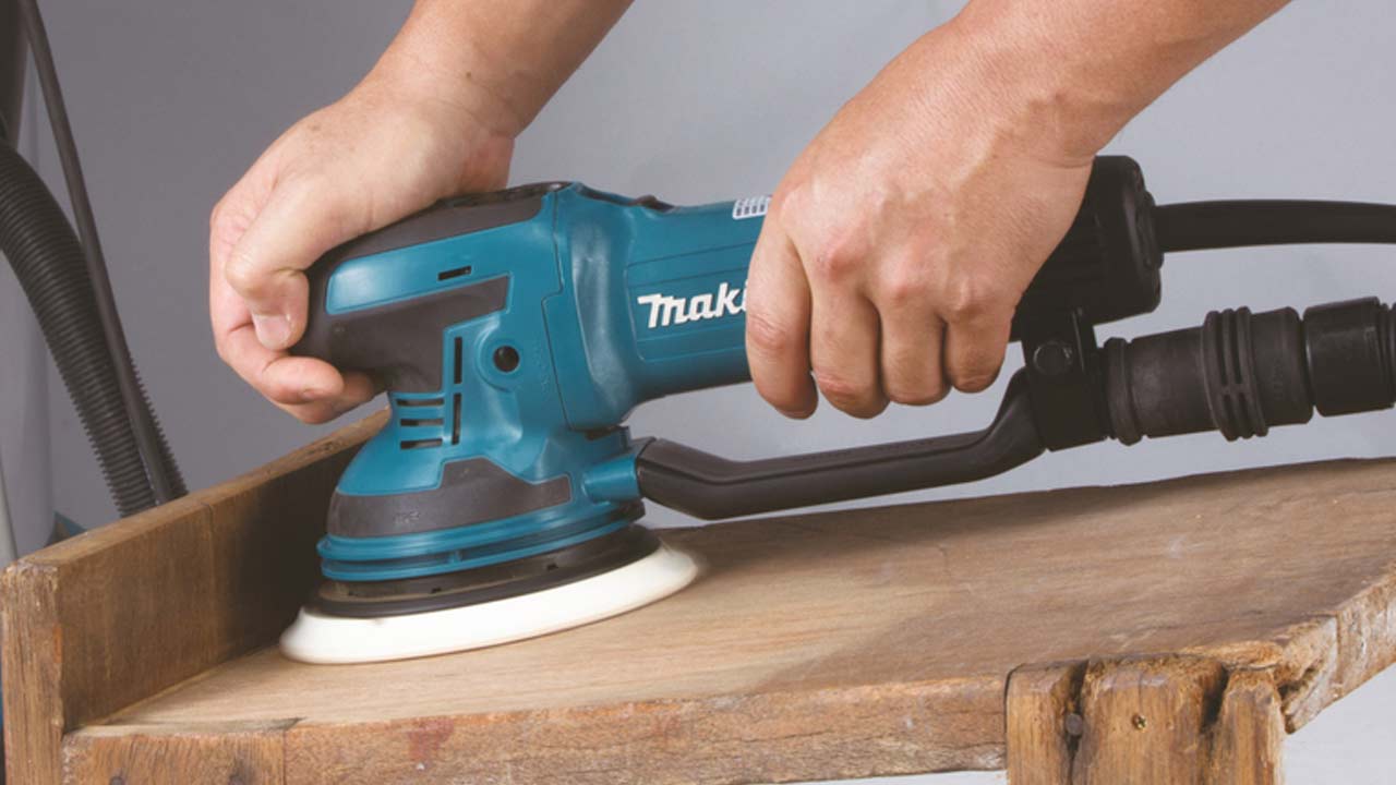 Slibning af tr&aelig; med Makita excentersliber