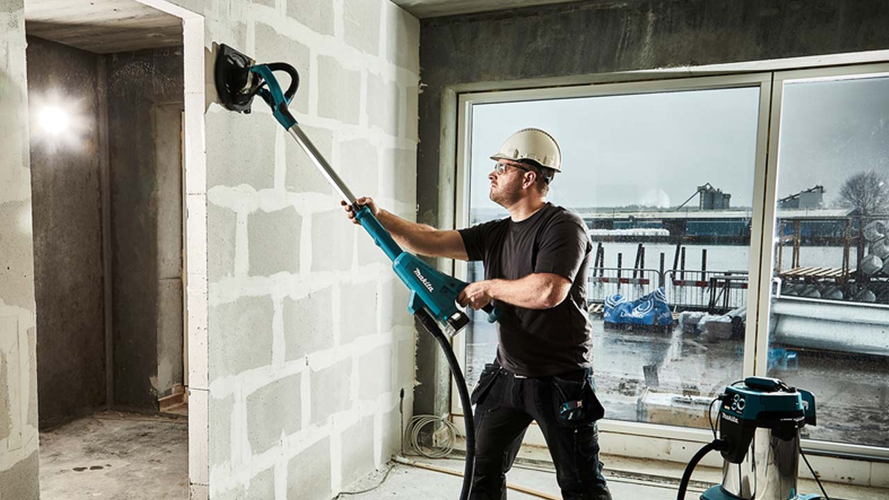 Makita girafsliber med tilsluttet Makita st&oslash;vsuger