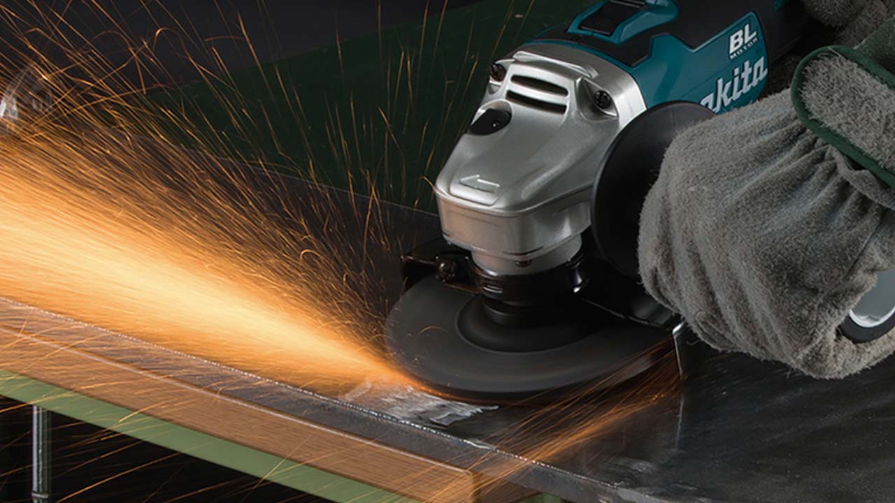 Gnister fra Makita vinkelsliber der sliber metal