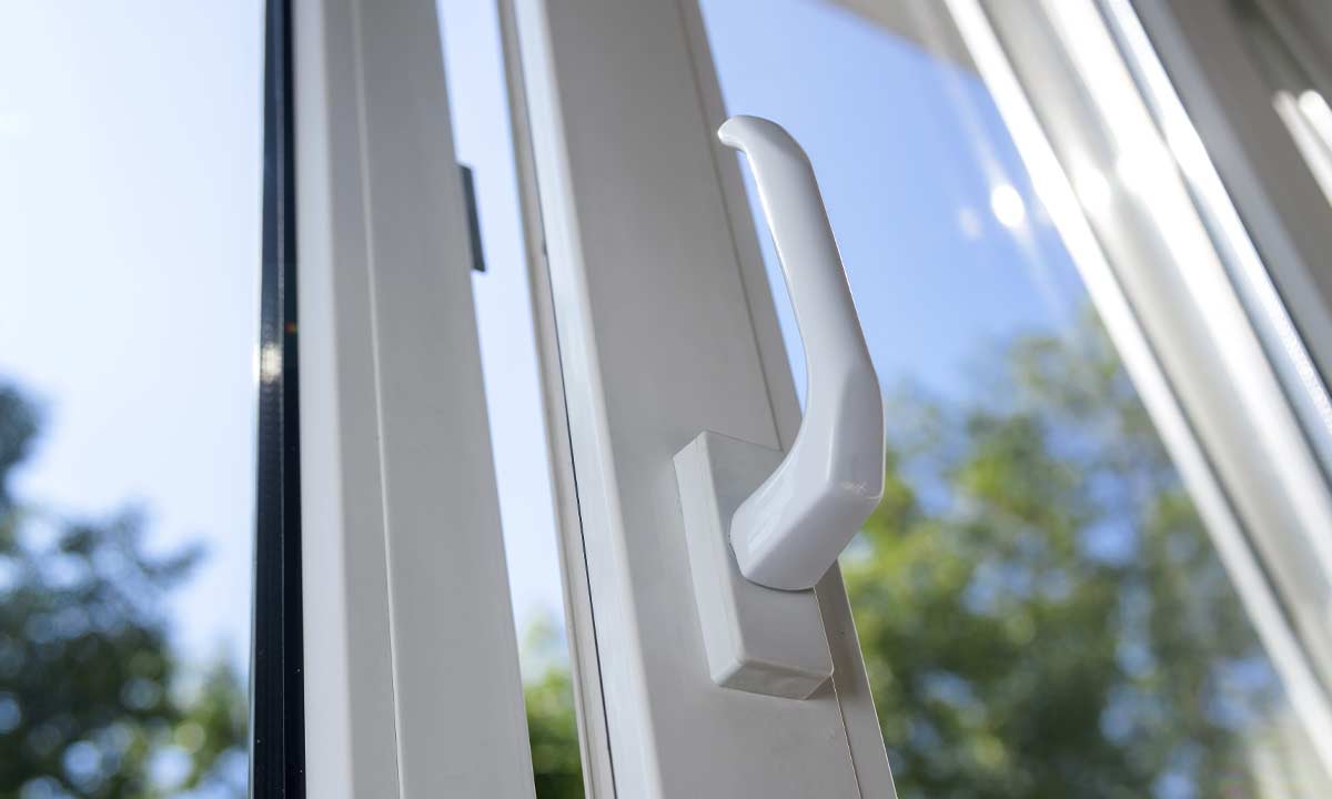 Greb og sikringsbeslag til vinduer