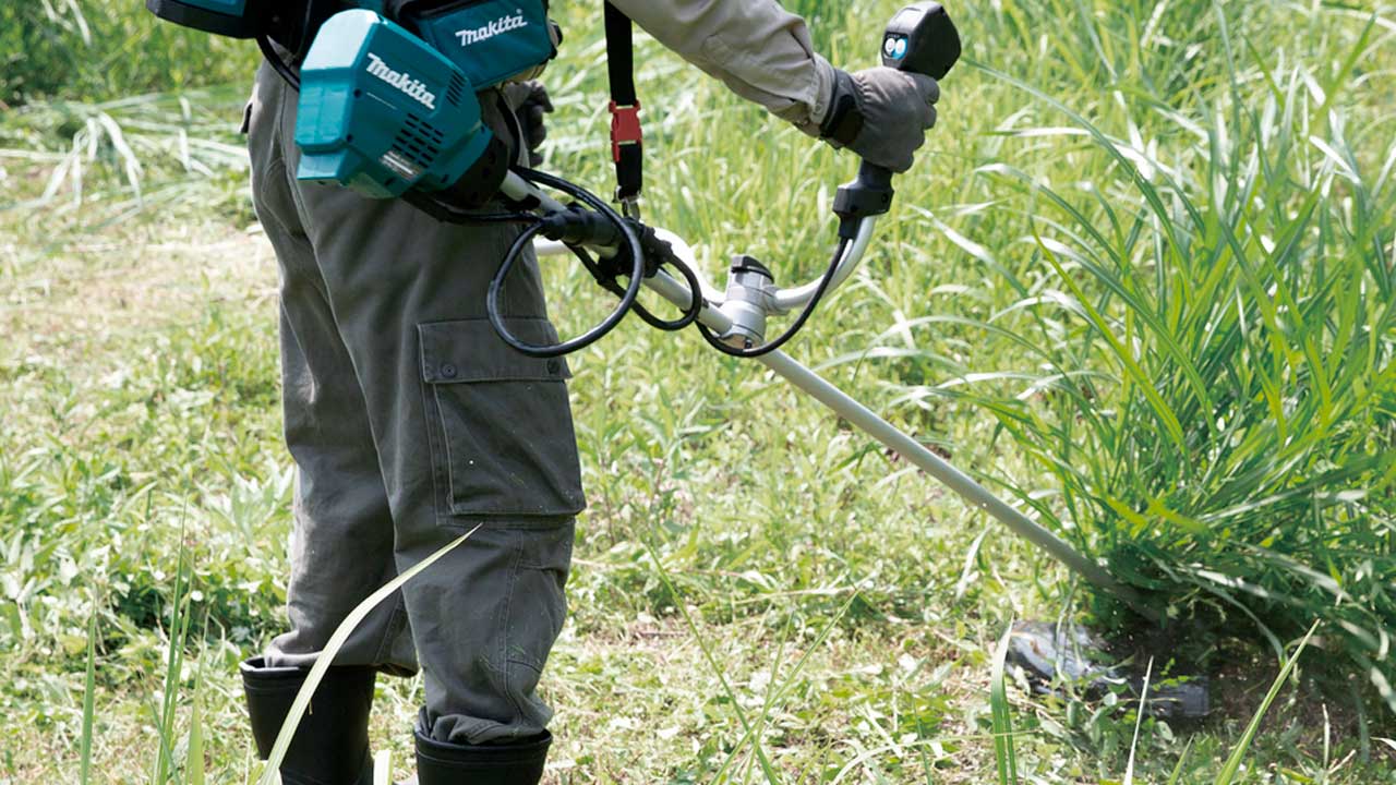 Makita buskrydder fjerner krat og h&oslash;jt gr&aelig;s