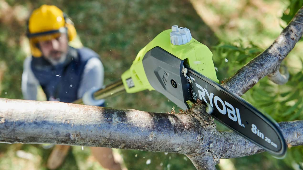 Ryobi teleskop grensav saver i grene oppe i tr&aelig;