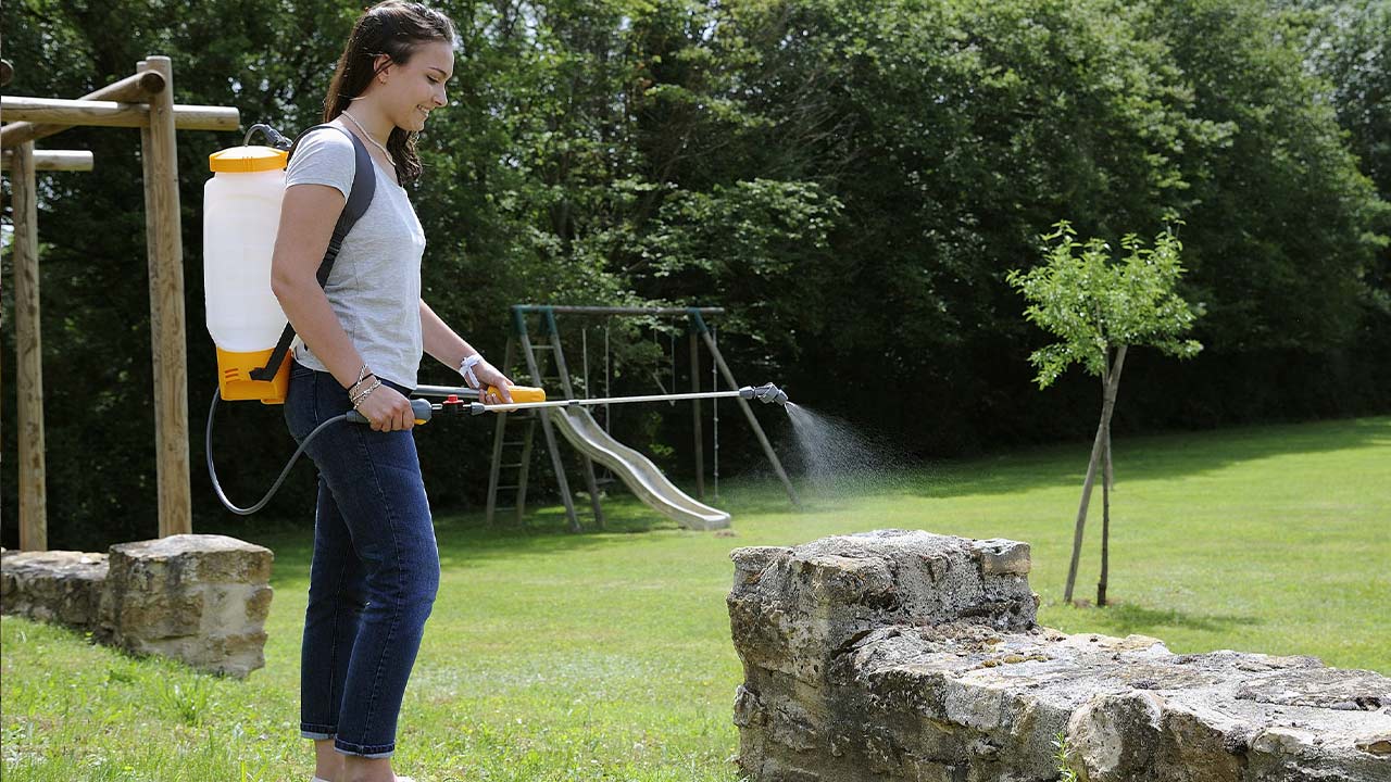Hozelock rygsprøjte til rengøring af sten og havefliser