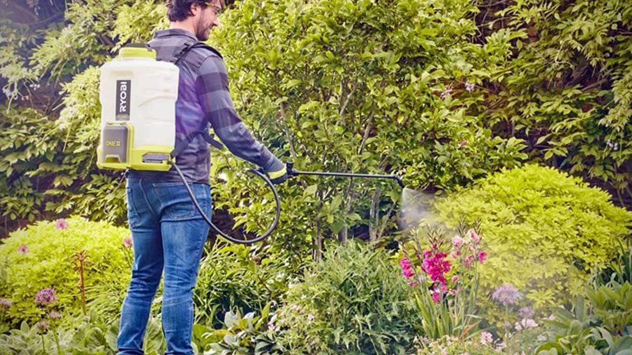 Spr&oslash;jtning af busk med Ryogi havespr&oslash;jte