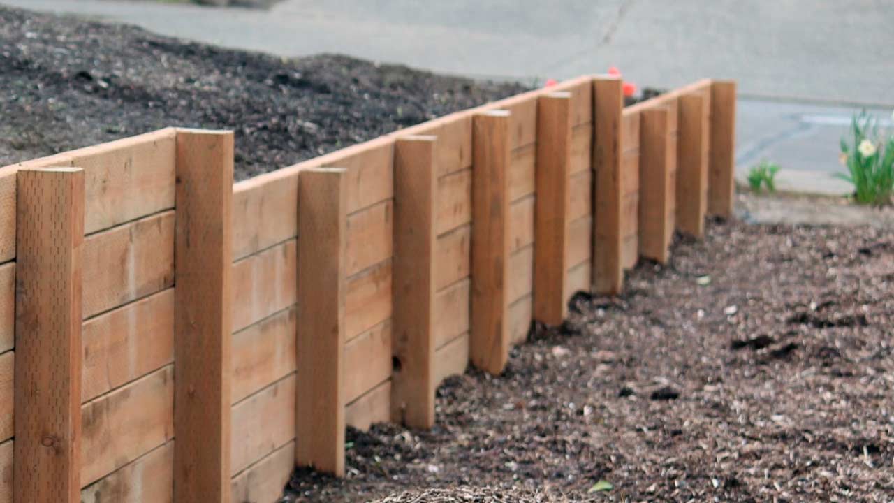 Hegnsstolper til ops&aelig;tning af stakit i tr&aelig;