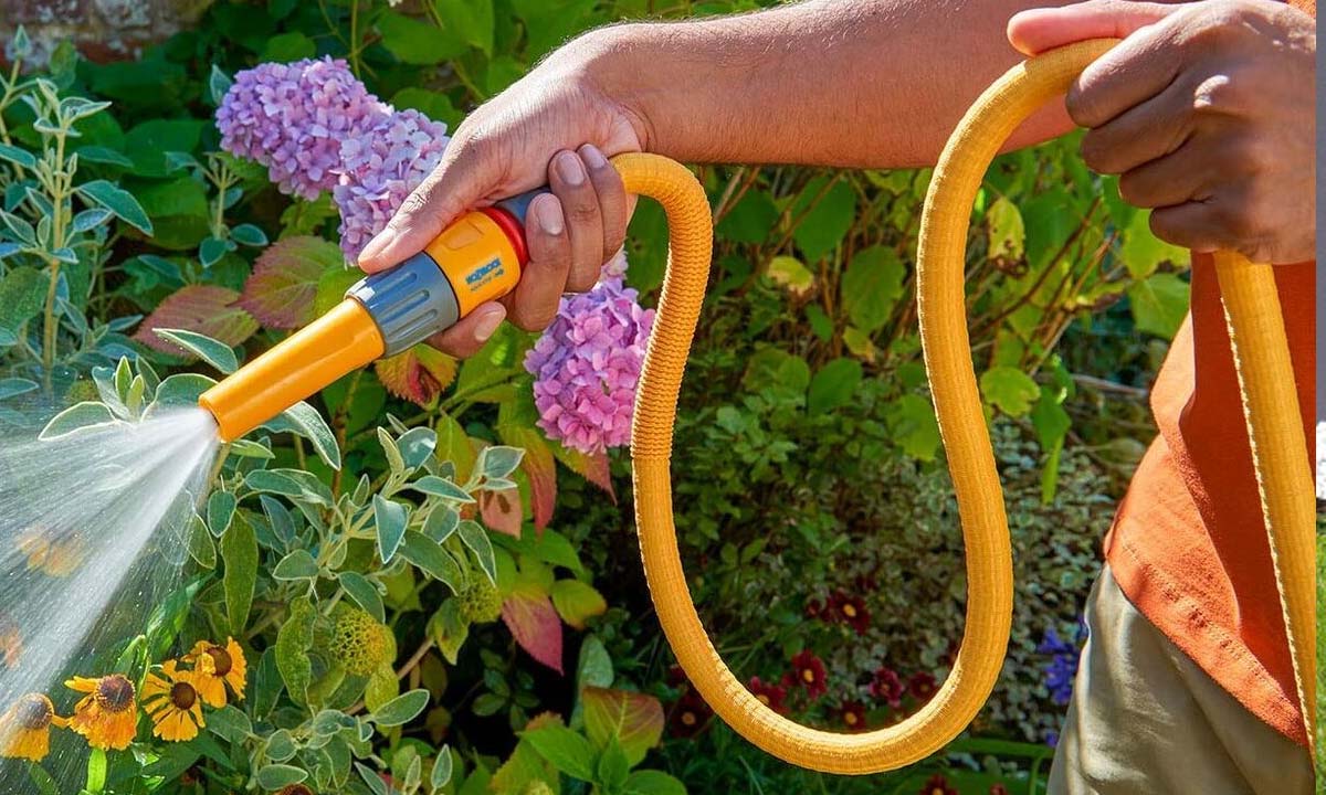 Haveslange og spr&oslash;jtepistol til vanding af haven