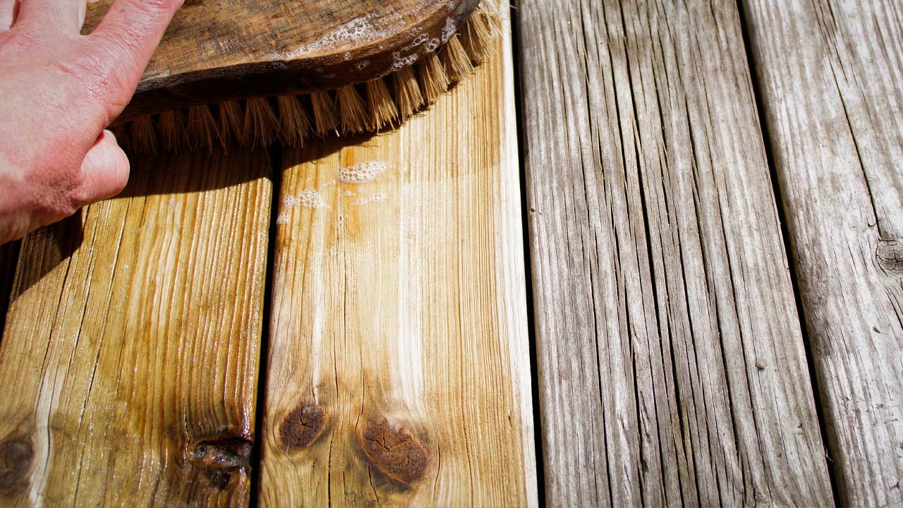 Reng&oslash;ring af tr&aelig;terrasse med terrasserens