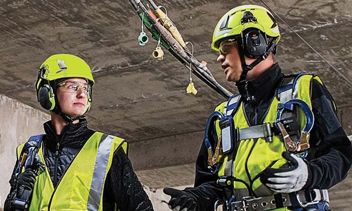 Sikkerhedshjelme og hovedbekl&aelig;dning p&aring; byggeplads