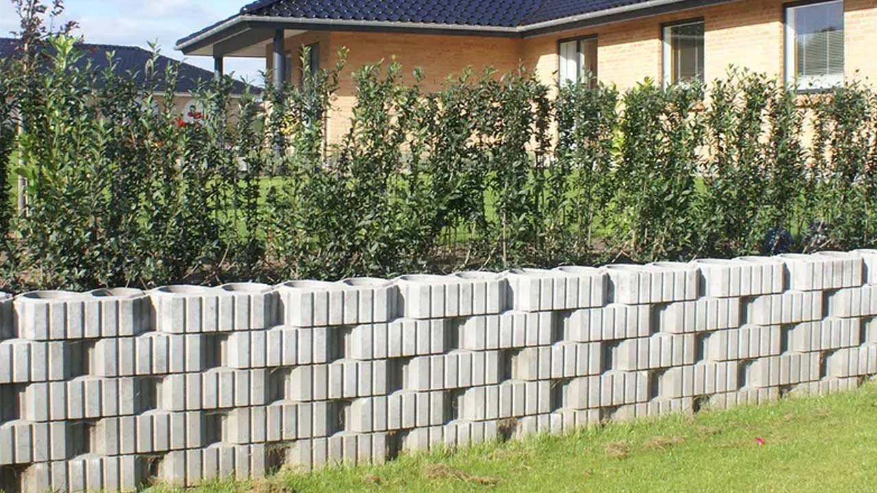 Plantesten brugt til st&oslash;ttemur og bedafgr&aelig;nsning