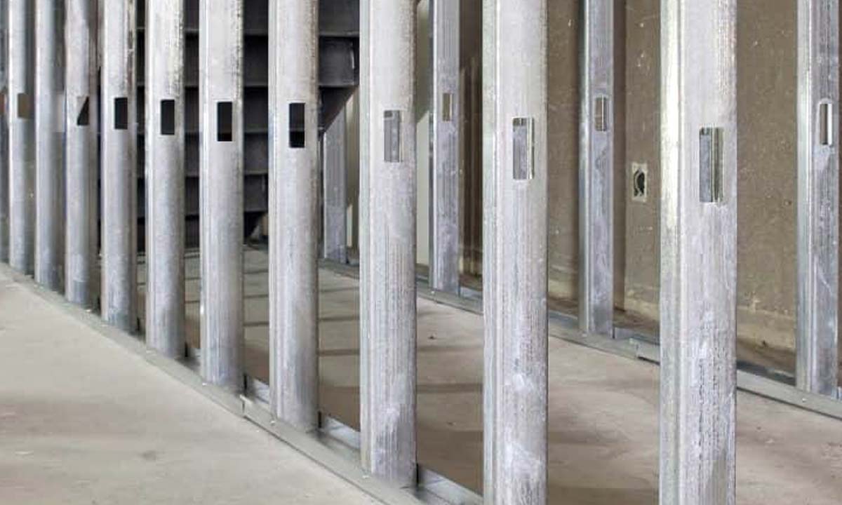 St&aring;lstolper monteret til gipsv&aelig;g