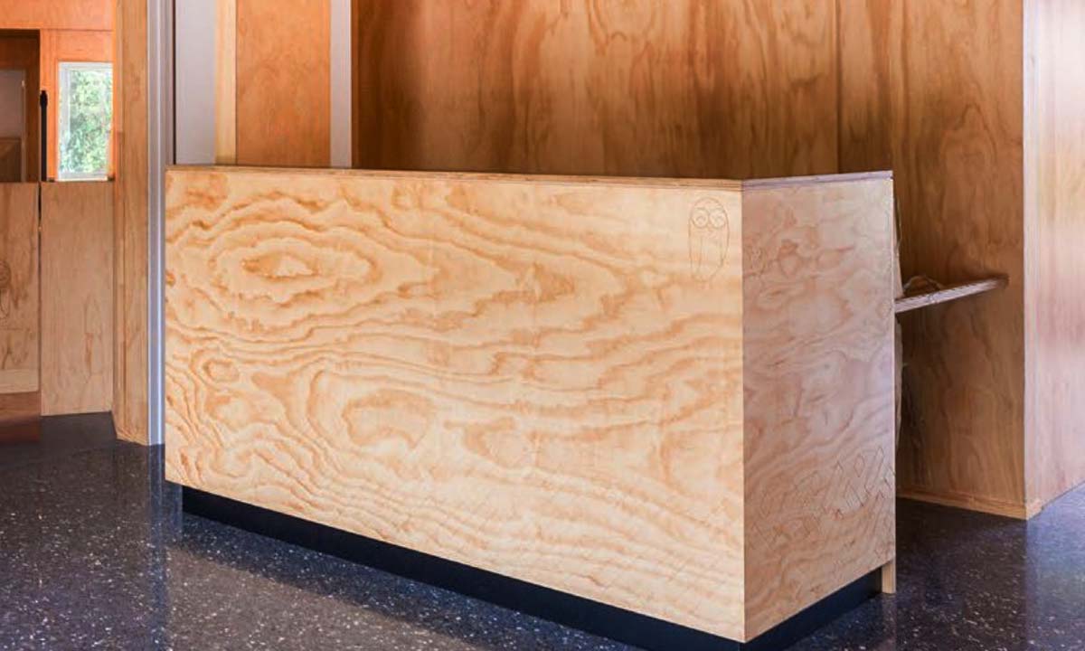 Receptionsdesk lavet af radiata pine m&oslash;bel krydsfiner