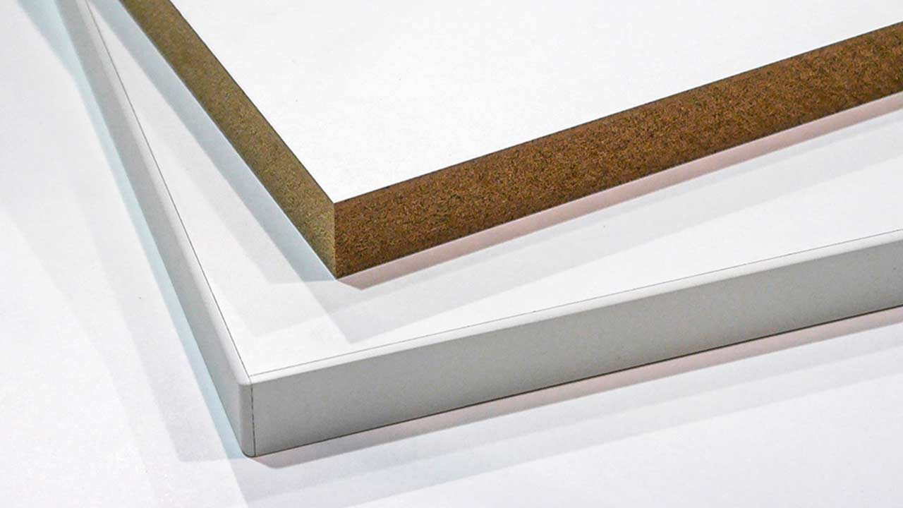 To forskellige typer hvid melaminplade