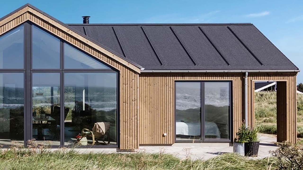 Superwood Tr&aelig;bekl&aelig;dning p&aring; moderne sommerhus