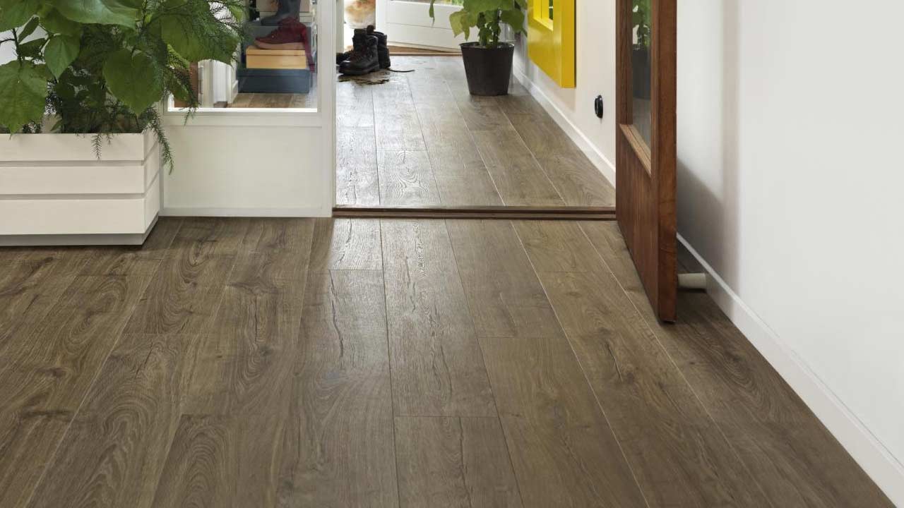 Mørkt Pergo laminatgulv i entre