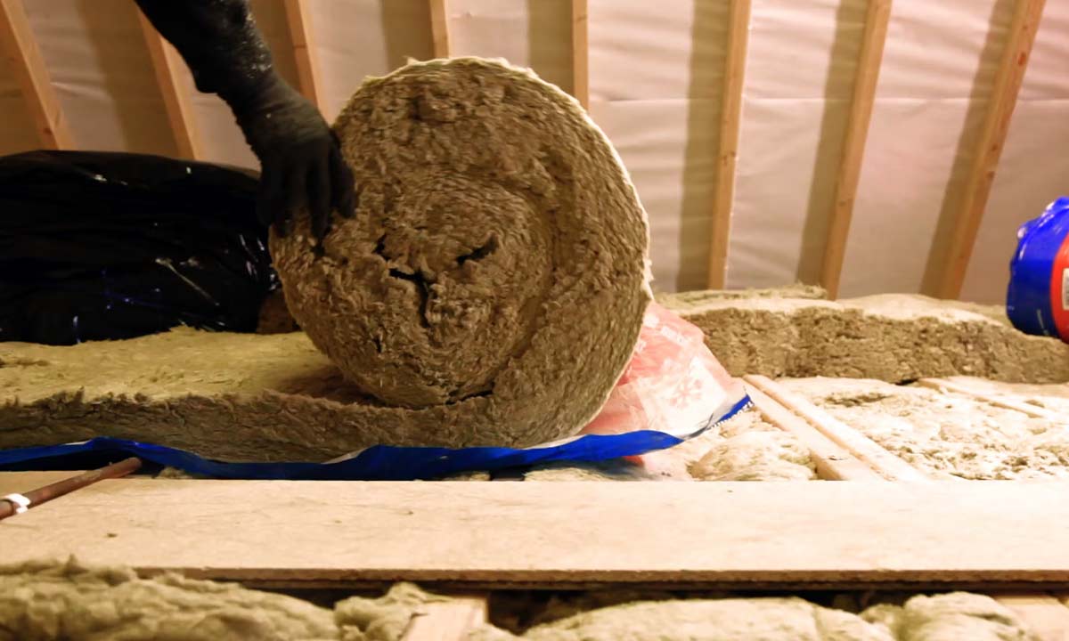 Rulleisolering der l&aelig;gges ud p&aring; loft