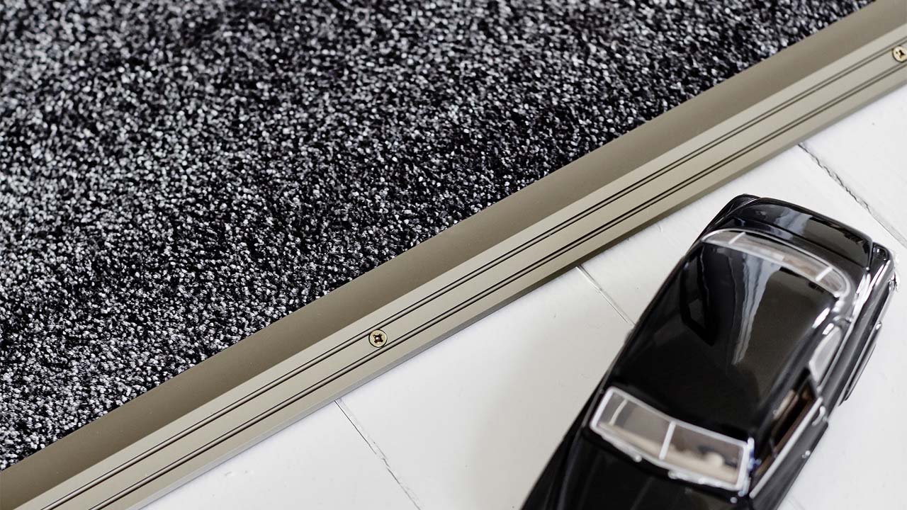 Alulister til overgang mellem t&aelig;ppe og fliser