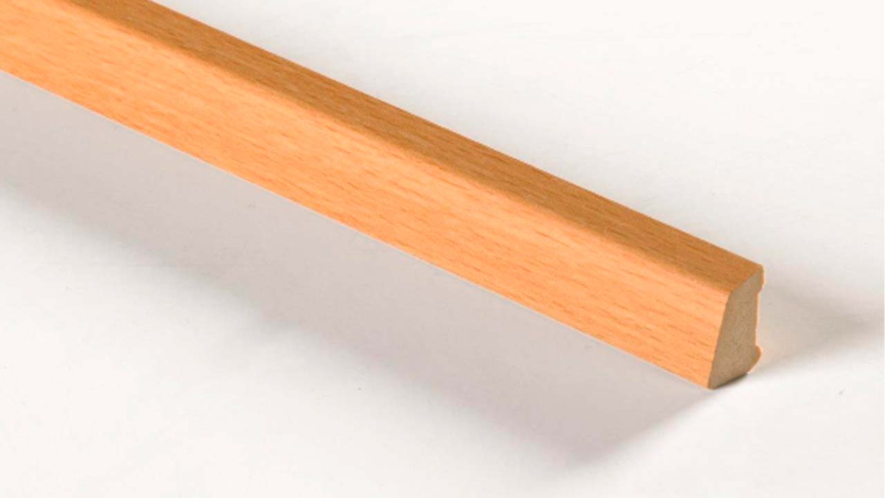 Lakerede sandlister med selvkl&aelig;b i tr&aelig;, plast og alu