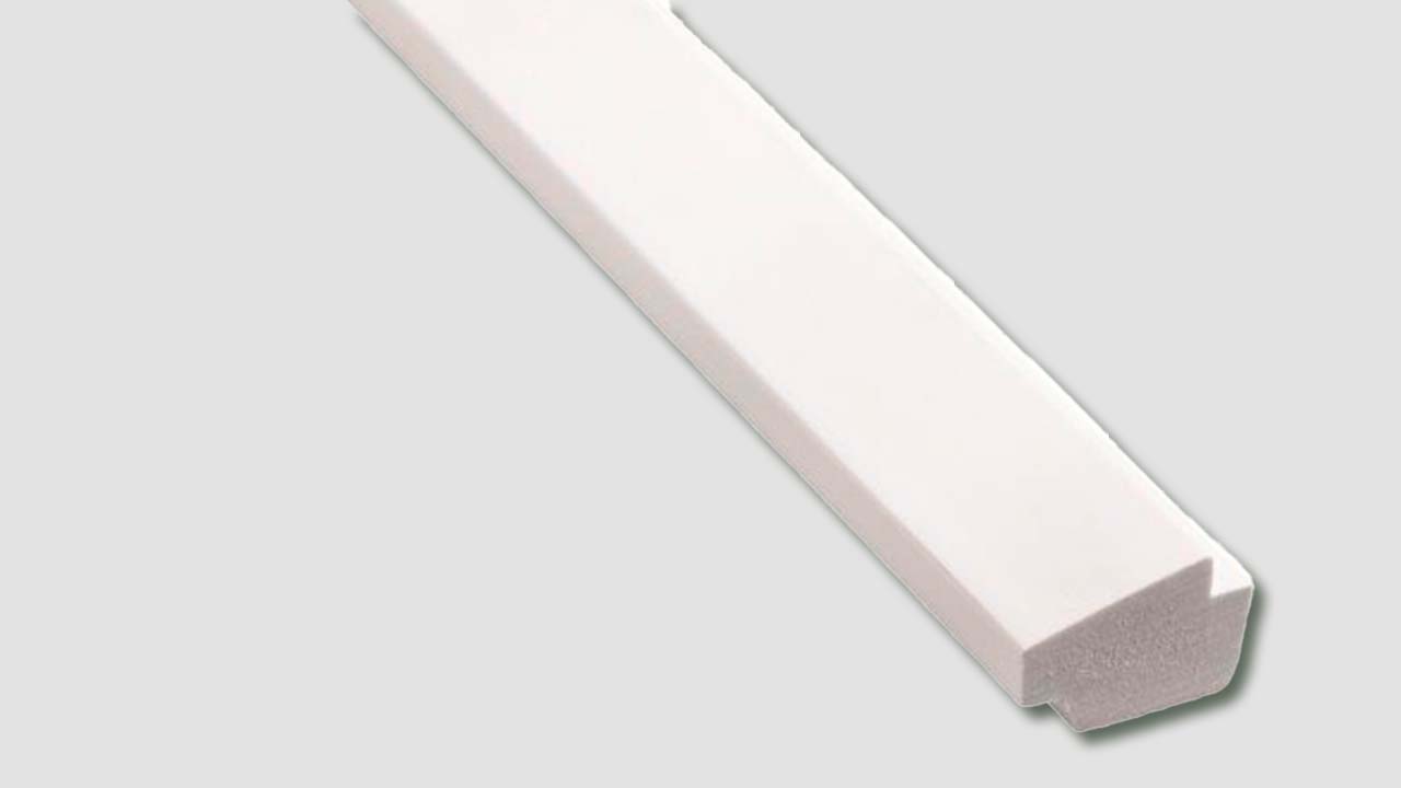 Hvide skyggelister mellem v&aelig;g og loft