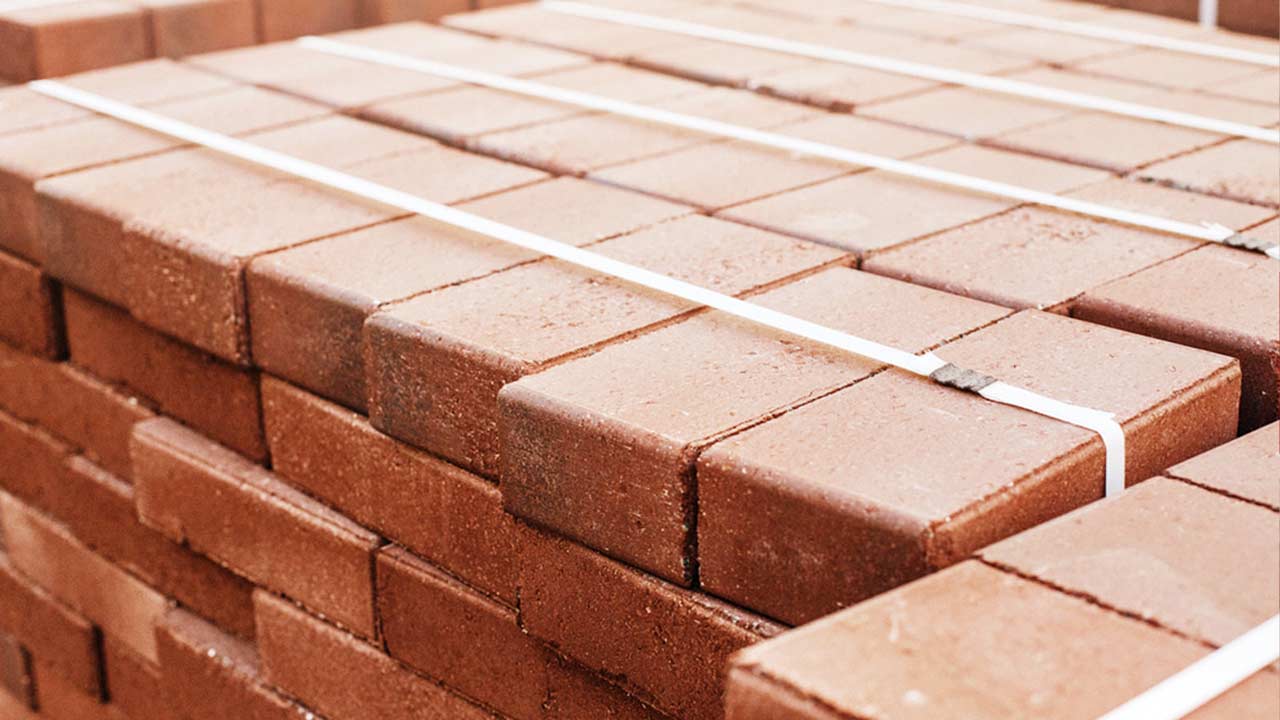 Røde mursten samlet på palle