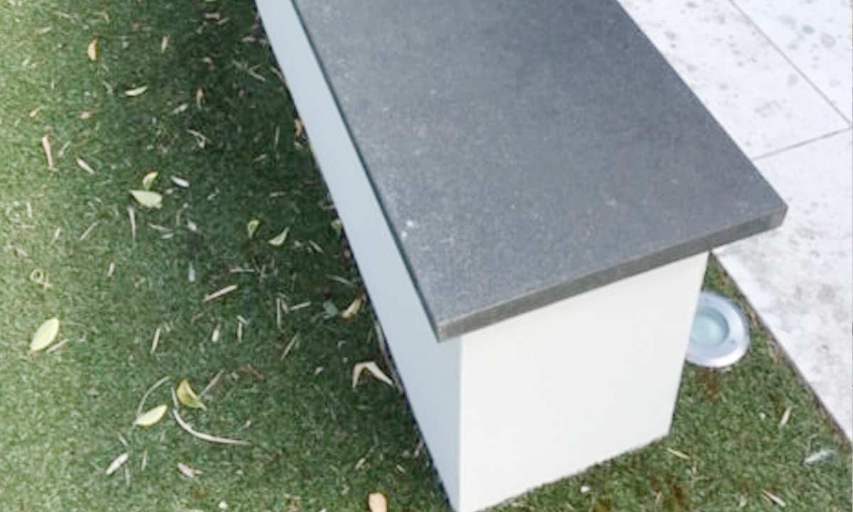 Sort murafd&aelig;kning i beton oven p&aring; v&aelig;g