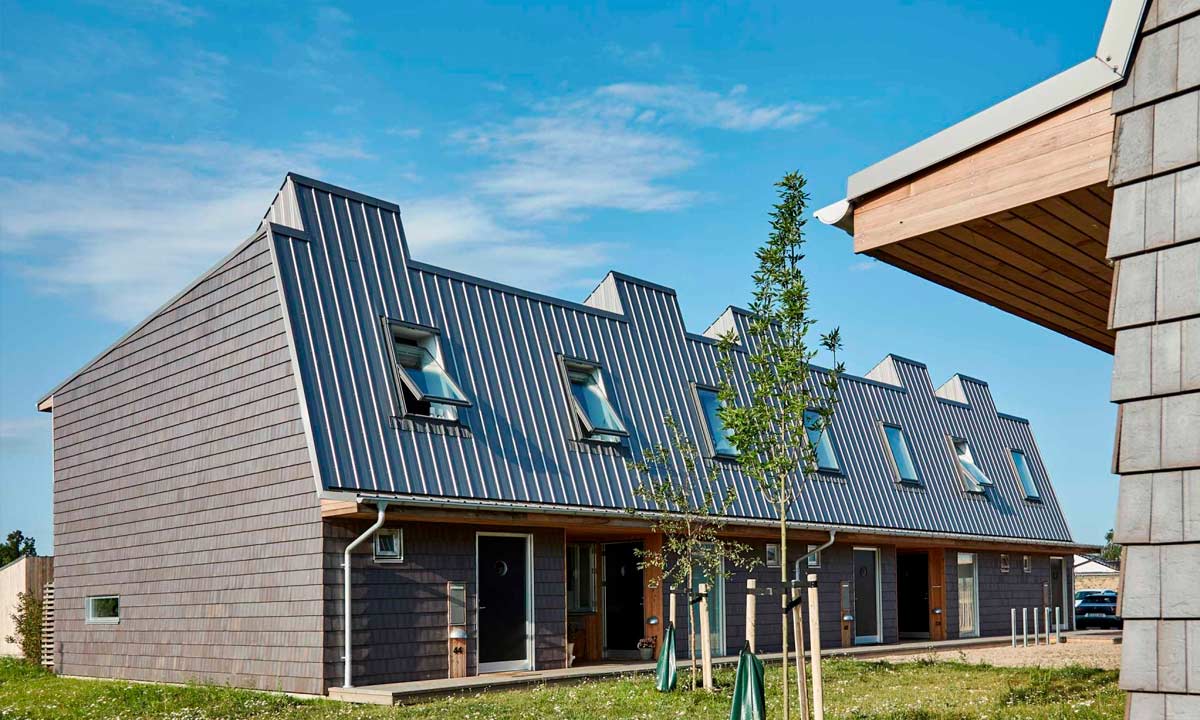 Moderne bygning med ståltag