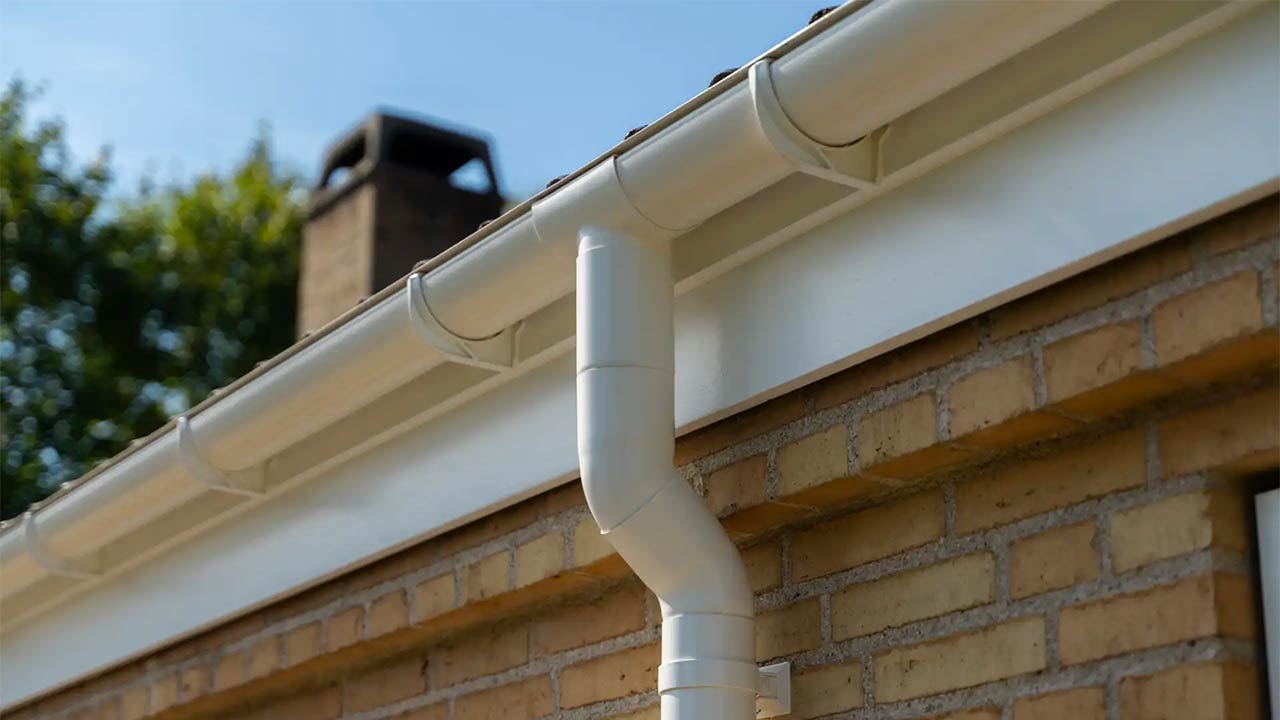 Plast tagrender og nedl&oslash;bsr&oslash;r