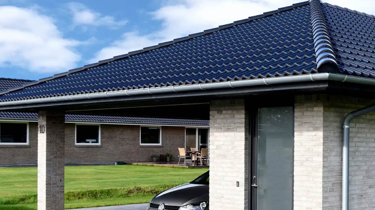 Plastmo St&aring;l tagrender til villa med tegltag