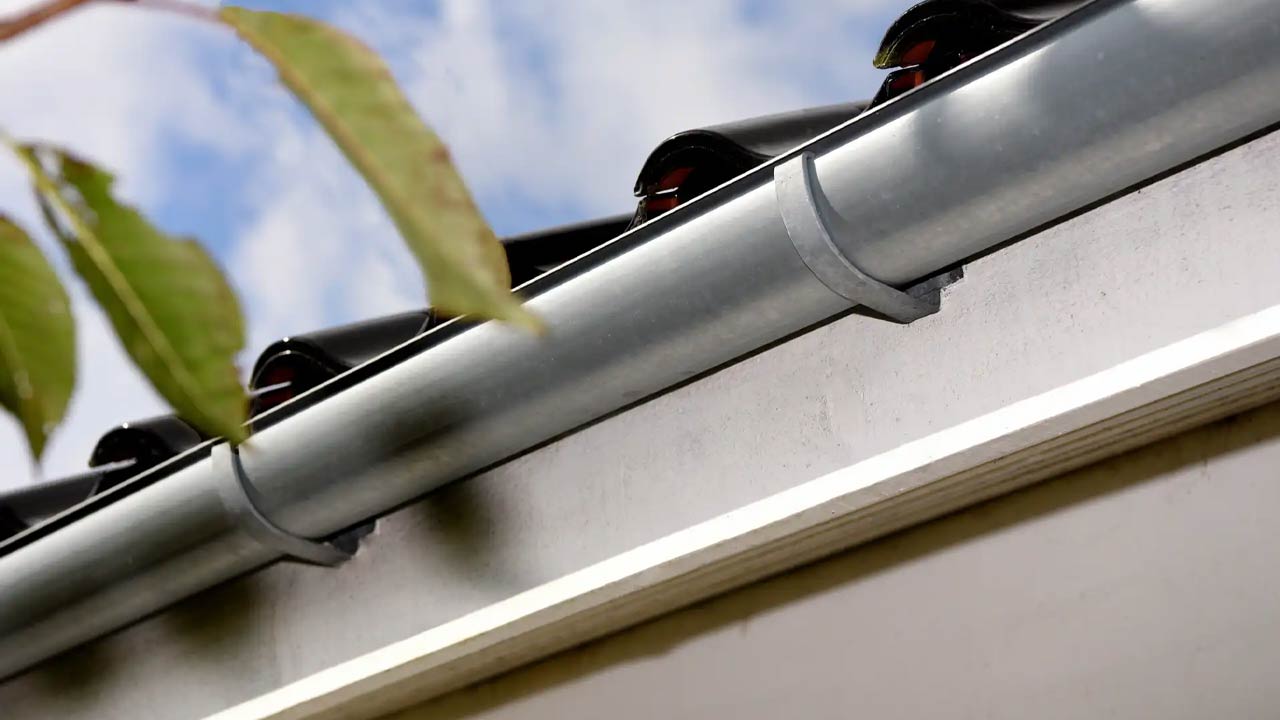 Elegante zink tagrender fra Plastmo p&aring; villa