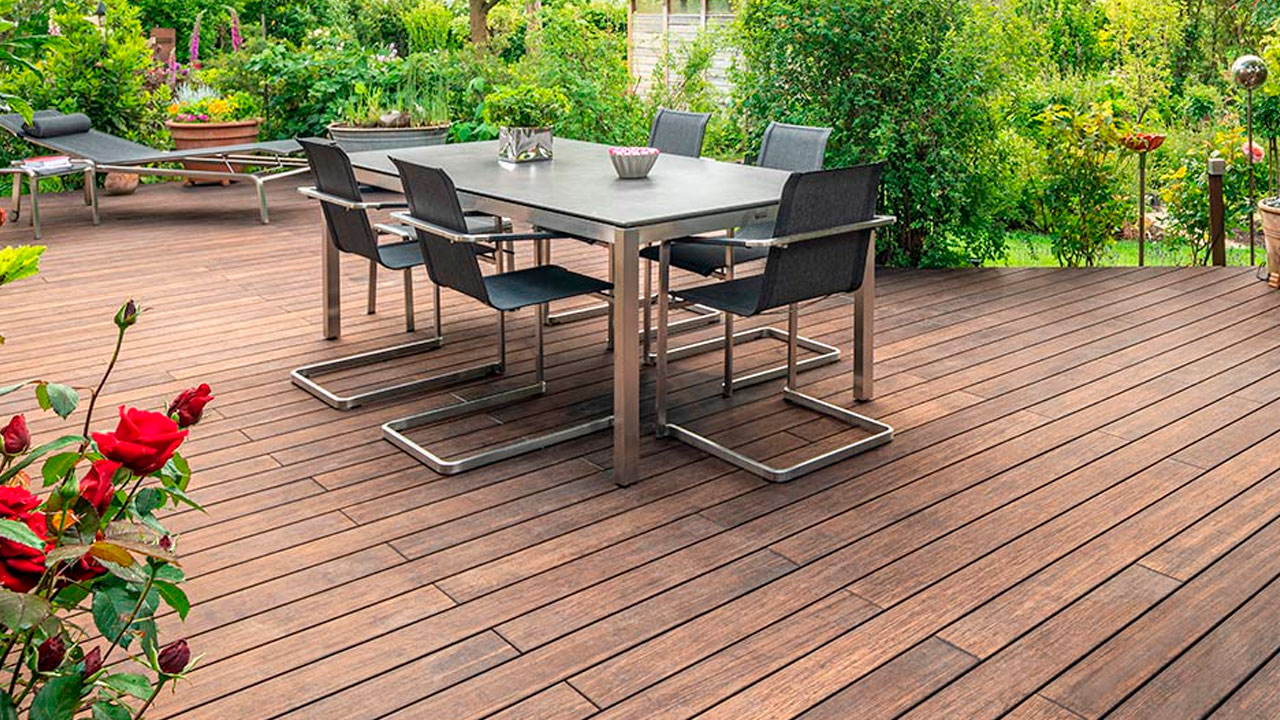 Bambus terrassebr&aelig;dder i flotte omgivelser