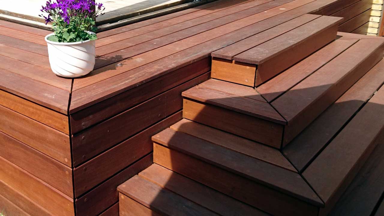 H&aring;rdttr&aelig; terrassebr&aelig;dder i Bangkirai