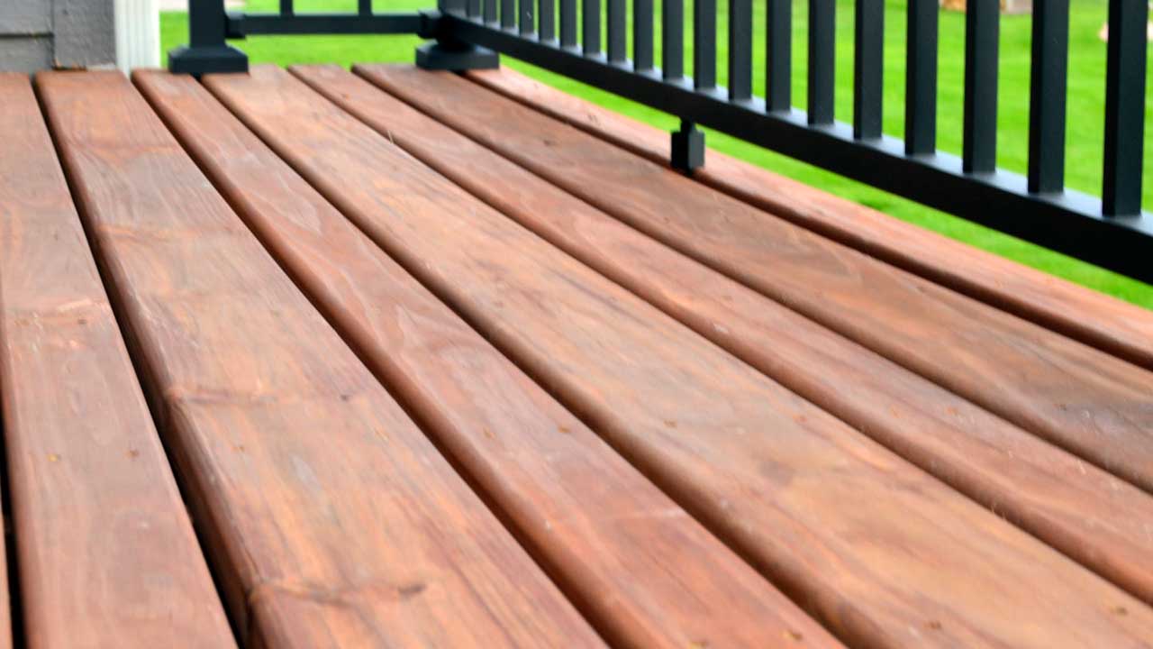 Brunimpr&aelig;gnerede terrassebr&aelig;dder