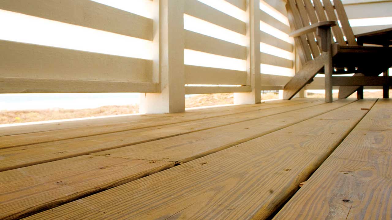 Trykimpr&aelig;gnerede terrassebr&aelig;dder og tr&aelig;hegn