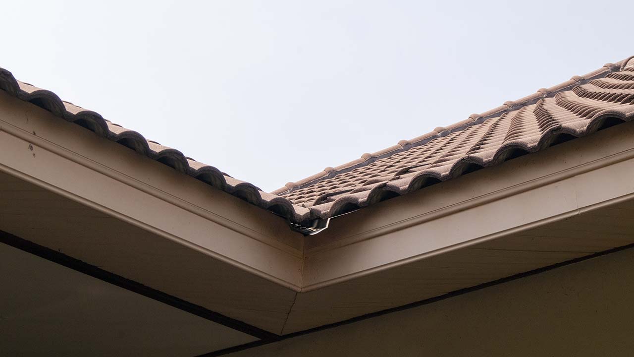 Trykimpr&aelig;gnerede sternbr&aelig;dder for enden af tagkonstruktion