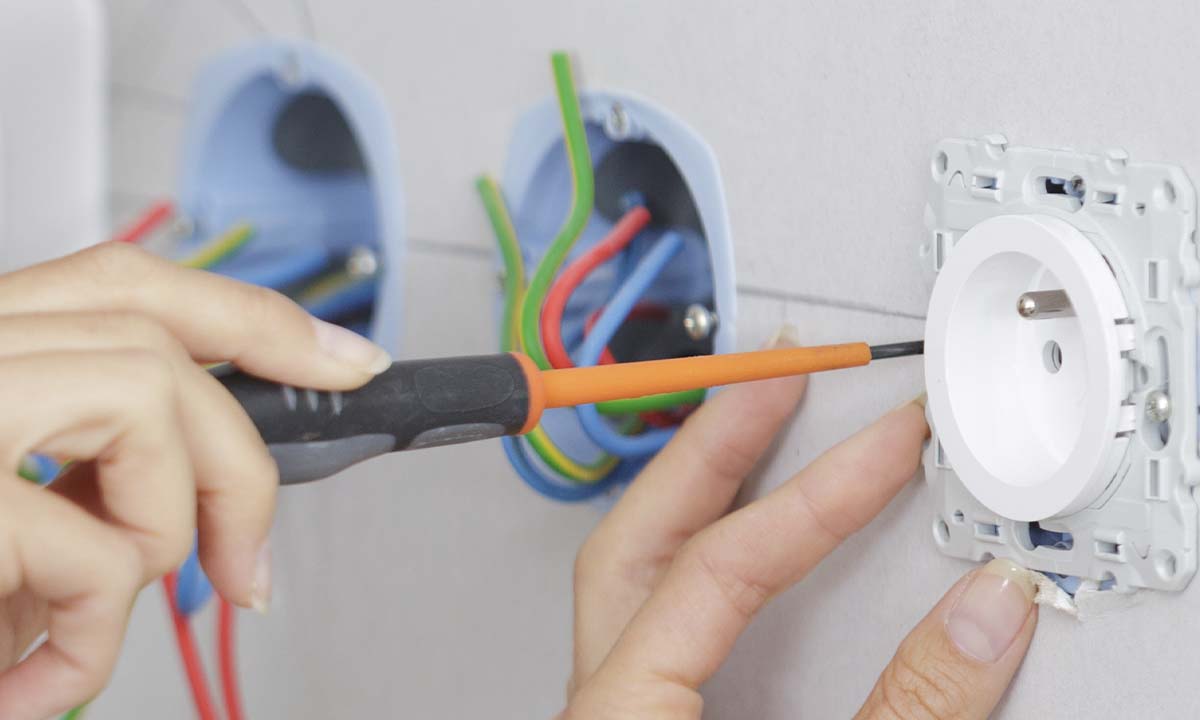 Montering af stikd&aring;se og el-artikler