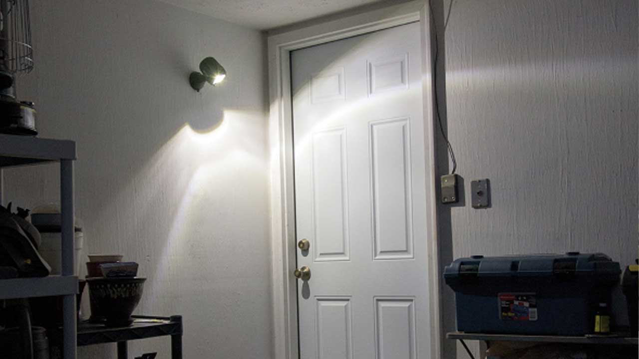 Infrar&oslash;d sensor og v&aelig;glampe lyser om natten