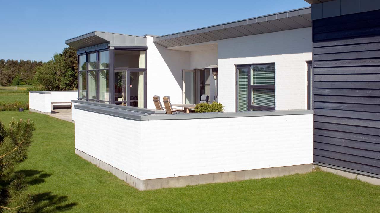 Hvid murmaling, facademaling og sokkelmaling p&aring; hus