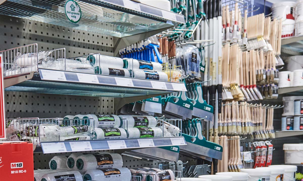 Malerv&aelig;rkt&oslash;j og tilbeh&oslash;r p&aring; hylder i Bygma